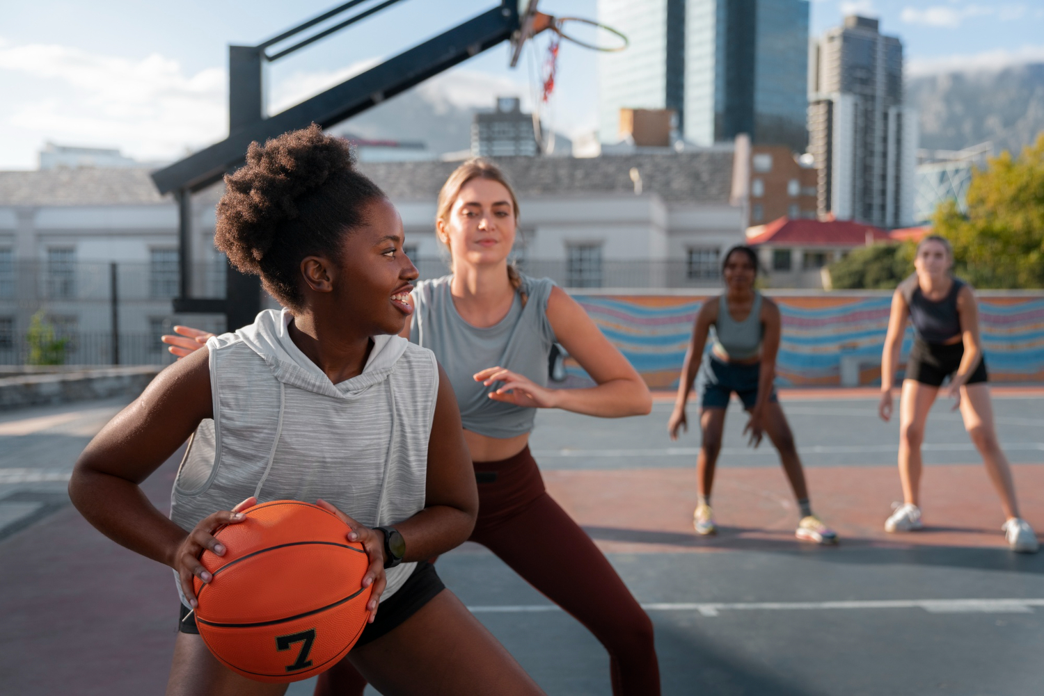 Vrouw gaat basketballen na het herstel van een blessure.
