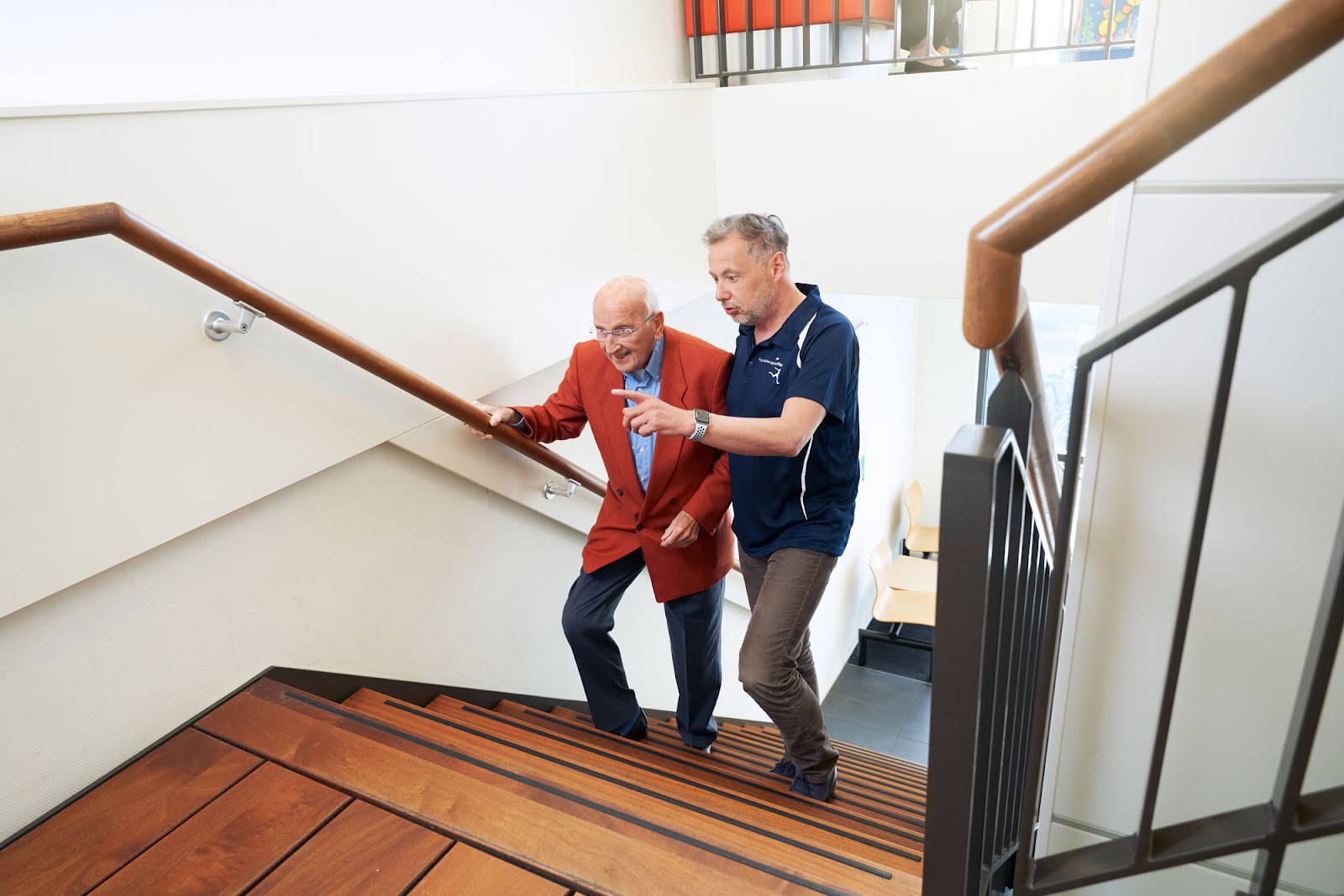 Mevrouw doet oefening om valincidenten te voorkomen